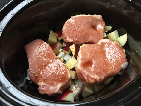 Slow Cooker Pork Chops, Apples, and Onions - Mom to Mom Nutrition Pork Chops Apples And Onions, Pork Chops Apples, Pork Apples, Pork Chops And Apples, Crockpot Favorites, Crock Recipes, Apples And Onions, Mom To Mom, Pulled Pork Tacos