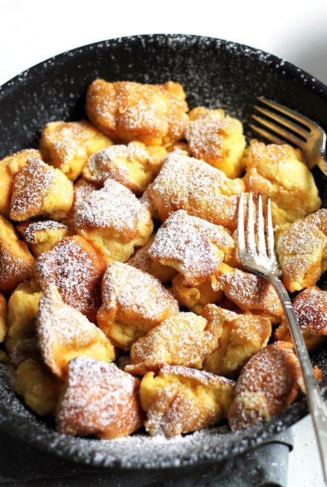 Light and Fluffy Shredded Pancake - Kaiserschmarrn » Little Vienna Austrian Recipes, Köstliche Desserts, Pancake Recipe, Vienna, Breakfast Brunch, Cookies Et Biscuits, Breakfast Recipes, Sweet Tooth, Pancakes