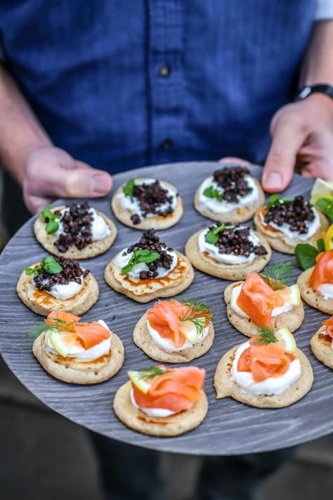 Brilliant Blinis with Sweet and Savoury Toppings - food to glow Blinis Toppings, Cream Cheese Salmon, 21 Diner, Quick And Easy Appetizers, New Year's Food, Mini Pancakes, Amazing Appetizers, Tiny Food, Snacks Für Party