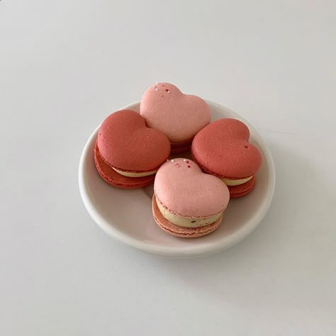 ༉‧₊˚✧ @𝚜𝚝𝚛𝚊𝚠𝚋𝚎𝚛𝚛𝚢𝚡𝚢𝚘𝚐𝚞𝚛𝚝 Kue Macaroon, 귀여운 음식 그림, Cute Baking, Pink Foods, Think Food, Cute Desserts, Pretty Cakes, Cute Cakes, Cafe Food