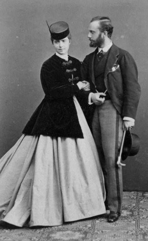 ¿Con qué adoración mira a su pareja!, romántico. 1850s Fashion, 1860 Fashion, Victorian Couple, Simply Fashion, Victorian Photos, Victorian Costume, 19th Century Fashion, Victorian Clothing, Victorian Women