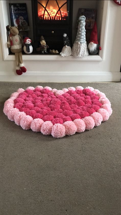 Money Making Projects, Wool Crafts Diy, Pom Pom Rug, Flower Decorations Diy, Cute Diy Room Decor, Diy Pom Pom, Sewing Crafts Tutorials, Pom Pom Crafts, Crochet Decoration