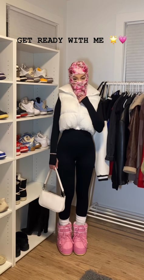 Short Moon Boots Outfit, Short Moon Boots, Pink Moon Boots, Pastel Fits, Moon Boots Outfit, Bad And Boujee Outfits, Ski Trip Outfit, Trip Outfit, Christmas Fits