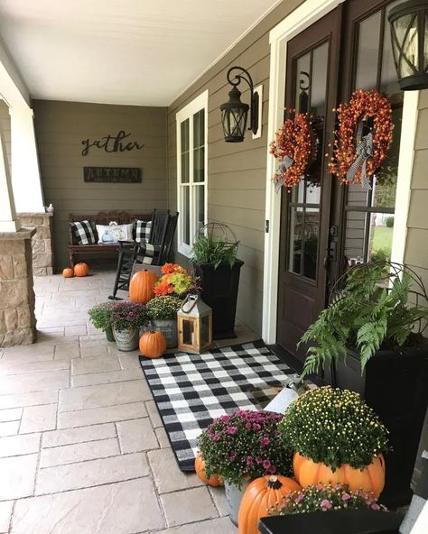 Fall Front Porch Inspiration + Paint Colors - Favorite Paint Colors Blog Front Porch Inspiration, Porch Inspiration, Fall Front Porch Decor Ideas, Fall Garden Decor, Image Halloween, Halloween Front Porch Decor, Fall Decor Inspiration, Fall Front Porch Decor, Halloween Tattoo