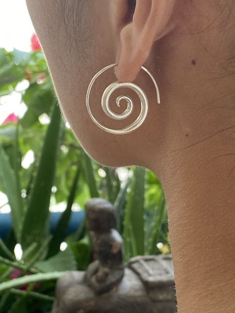 7/8 inches Medium size "fake Gauges" Coil Earrings Wire Earring, Dope Jewelry, Spiral Earrings, Funky Jewelry, Sea Glass Jewelry, Wire Earrings, Jewelry Inspo, Simple Earrings, Ear Jewelry