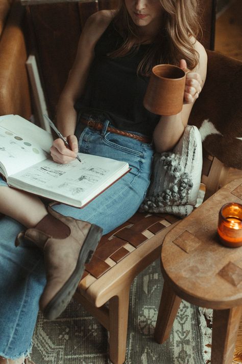 Reader Girl, Girl Reading Book, Dog Business, Visual Board, Artist Sketchbook, Women Writing, Happy Soul, Instagram Photo Ideas Posts, Slow Life