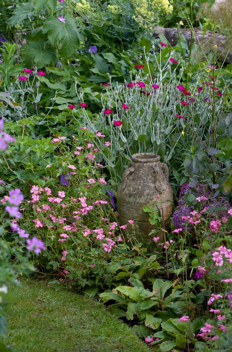 Small Garden Design Ideas Layout, Garden Design Ideas Layout, Small English Garden, Rustic Pathways, Small Garden Design Ideas, Cottage Garden Borders, Country Garden Design, Country Cottage Garden, Front Garden Design