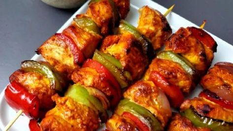 Pan-Fried Chicken Skewers Recipe | DIY Joy Projects and Crafts Ideas Chicken Kebab, What To Make For Dinner, Chicken Skewer Recipe, Diy Joy, Chicken Vegetable, Pan Fried Chicken, Skewer Recipes, Chicken Kebabs, Food Chicken