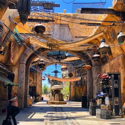 Middle Eastern Architecture, Black Spire Outpost, Futuristic Interior Design, Desert Town, Enchanted Kingdom, Mos Eisley, Street Vendors, Star Wars Decor, Coastal City