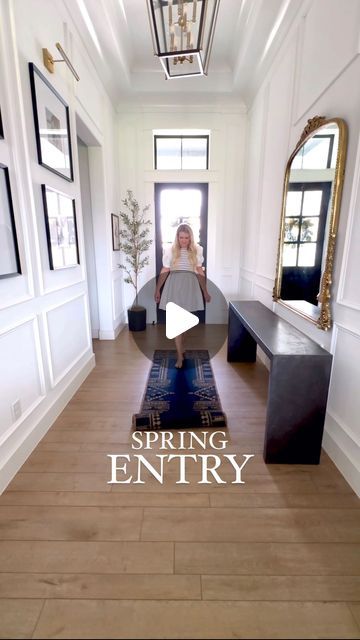 Stephanie Trantham | The Broadmoor House on Instagram: "Spring Entryway Styling! Comment PLEASE SEND for links! Or head to my LTK (link in bio)! I love refreshing my entryway each season! I don’t change every space in my house each season but I pick a few places to focus on and change those!   Many of these pieces are from my store @modernlocke ! We have a warehouse and pack and ship everything by hand! ❤️  Changing decor from season to season doesn’t have to be a complete new haul! Just change a few things like pillows, floral, candle scent and even a rug can make a huge impact!   #entrywaydecor #interiors #interiorstyling home decor, entry mirror, console table, white walls, modern home, modern decor, decor tips, glam decor, Amazon, pottery barn, #modernlocke, table lamp, furniture, styl Entrance Styling Ideas, Entryway Decor With Chair, Entry Table Decor Modern Elegant, Entrance Mirror Ideas Front Entry, Long Entry Way Ideas, Home Foyer Ideas Entryway, Foyer Mirror Ideas Entry Ways, Entry Way Mirror Ideas, Hall Ways Ideas Entrance