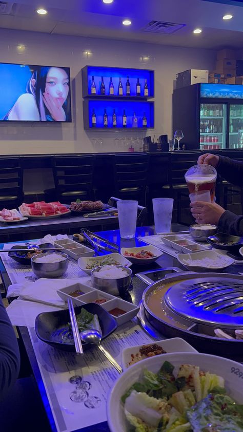 Korean Family Dinner Aesthetic, Korean Barbecue Aesthetic, Korean Family Dinner, Dinner With Family Aesthetic, Korean Dinner Aesthetic, Korean Bbq Aesthetic, Aesthetic Dinner Food, Barbecue Aesthetic, Family Dinner Aesthetic