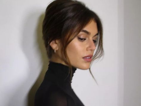 Kaia Gerber Looks Like Her Mom With This '90s Eye Look Kaia Gerber, French Twist, Cindy Crawford, Wedding Hair And Makeup, Elegant Hairstyles, Stylish Hair, Bridesmaid Hair, Up Hairstyles, Bun Hairstyles