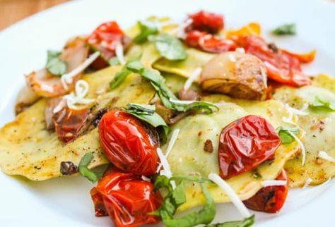 Roasted Tomatoe, Tomato Ravioli, Back To School Dinners, Tomato Recipes Healthy, Fresh Tomato Sauce Recipe, Pesto Ravioli, Chicken Ravioli, Turkey Pesto, Pasta Queen