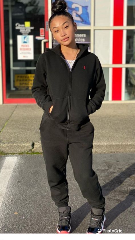 Black Essentials Hoodie Outfit Black Women, Polo Sweatsuit Women Outfit, Outfit Ideas For School Black Sweatpants, Black Sweatpants Outfit Baddie, Baddie Outfits Sweatpants, Sweat Pants Outfit Black Women, Polo Set Outfit, Cute Lazy Outfits For School Sweatpants, Polo Zip Up Outfit