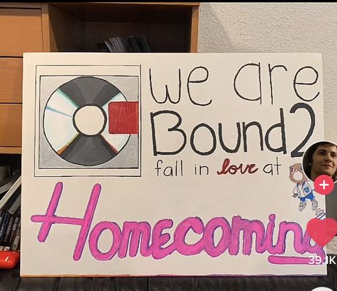 Hoco Poster Ideas, School Campaign Posters, Creative Prom Proposal Ideas, Sadies Proposal, Cute Hoco Proposals, Homecoming Campaign, Homecoming Poster Ideas, Formal Proposals, Cute Promposals