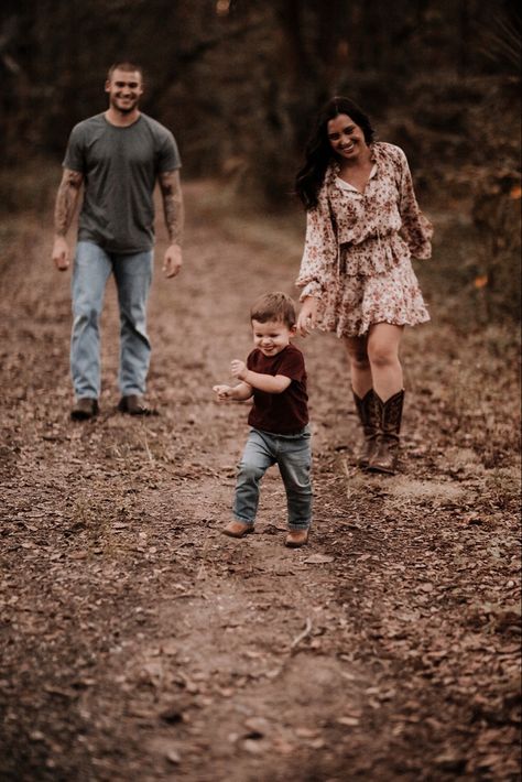 Fall Woods Family Photos, Fall Photoshoot Ideas Family Of 3, Family Of Three Fall Photoshoot, Family Photos In A Field, Outdoor Family Photoshoot, Fall Family Outfits, Family Photography Outfits, Retro Photoshoot, Maternity Photography Poses Outdoors