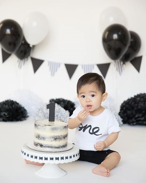 black and white Oreo Smash Cake, Boy Cake Smash Ideas, Moon Smash Cake First Birthdays, Simple Boy Cake Smash, 1st Birthday Photoshoot Boy Indoor, 1 Year Photoshoot, Chocolate Tower, Cake Smash Ideas, Baby Boy Cake Smash