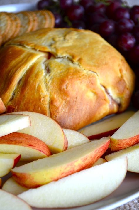 Crescent Roll Baked Brie - a DELICIOUS appetizer. Spread strawberry jam onto a crescent roll and wrap around brie. Bake at 350 degrees for 11 minutes and serve on crackers. I ate the whole thing myself! Brie Bake, Crescent Roll Bake, Baked Brie Appetizer, Easy Crescent Rolls, Baked Brie Recipes, Brie Recipes, Crescent Roll Recipes, Crescent Roll, Baked Brie