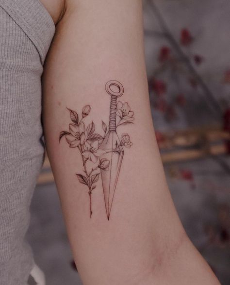 Shinobi Tattoo, Sakura Haruno Tattoo Ideas, Nezuko Tattoo Leaves, Naruto Knife Tattoo, Kunai Tattoo Design, Feminine Knife Tattoo, Kunai Tattoo, Kuni Knife Tattoo, Sakura Fan Tattoo