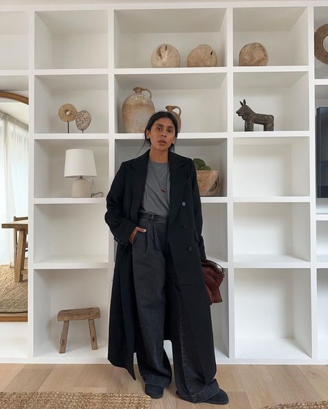 Monikh (@monikh) • Instagram-foto's en -video's Monikh Style, Black Wool Coat Outfit, Wool Coat Outfits, Oversized Coat Outfit, Trench Coat Street Style, Wool Coat Outfit, Black Coat Outfit, Monikh Dale, Season Outfits