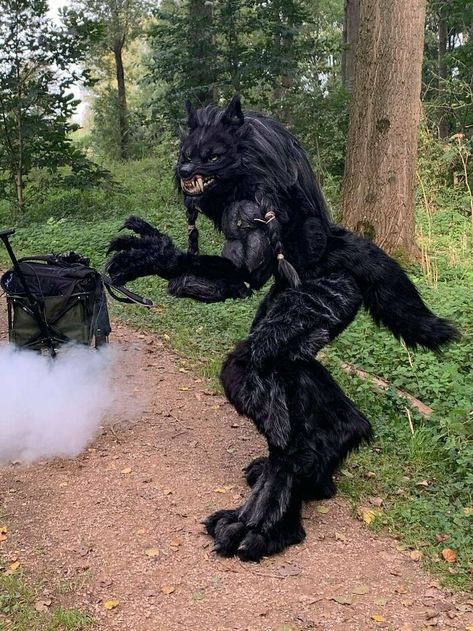 Cosplay Crafts, Forest Critters, Werewolf Costume, Mascaras Halloween, Werewolf Art, Scary Halloween Costumes, Scary Costumes, Baby Sloth, Cosplay Diy