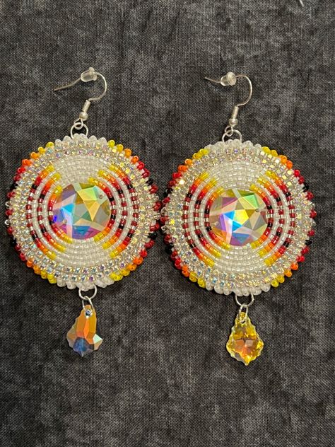 Native Beaded Earrings Round, Pretty Beaded Jewelry, Cab Earrings, Native American Beadwork Earrings, Indigenous Beading, Powwow Beadwork, Beaded Mandala, Indigenous Style, White Beaded Earrings