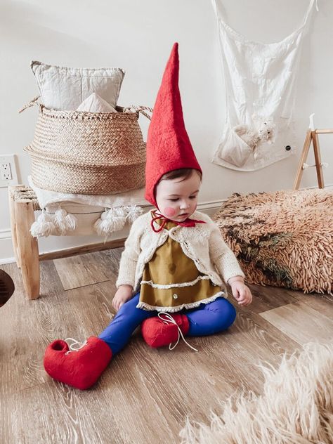 Baby Gnome Costume, Parents With Baby, Gnome Costume, Gnome Halloween, Clever Halloween Costumes, Girl Gnome, Dragon Birthday, Diy Toddler, Baby Carriers