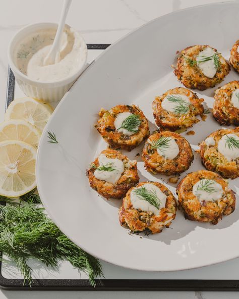 Crab Cake Hors D'oeuvres, Mini Crab Cake Appetizer, Mini Crab Cakes Appetizers, Horsey Sauce, Crab Cake Appetizer, Mini Crab Cakes, Fancy Appetizers, Prepared Horseradish, Crab Cake