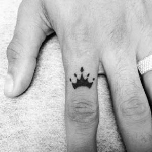 55 Cool Small Tattoos Ideas For Men To Discover Right Now — InkMatch Finger Crown Tattoo, Crown Finger Tattoo, Tattoo For Man, Crown Tattoo Men, Tatuaje Trash Polka, Herren Hand Tattoos, Tattoo Finger, Tatuagem Masculina Pequena, Simple Tattoos For Guys