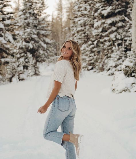 Winter Senior Pictures Outfits, Snow Senior Pictures, Winter Senior Photography, Winter Snow Pictures, Winter Portraits Photography, Pretty Senior Pictures, Winter Senior Pictures, Senior Picture Poses, Cute Senior Pictures