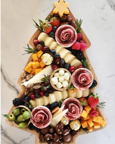 Cheese Christmas Tree Platter, Charcuterie Christmas Tree Board, Christmas Charcutie, Christmas Tree Shaped Charcuterie Board, Santa Cheese Board, Christmas Cheeseboard Ideas, Christmas Tree Charcuterie Board Ideas, Tree Shaped Charcuterie Board, Decorative Appetizers