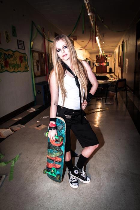 Looks like she's back to her old self ! #throwback #herestonevergrowingup Pop Punk Aesthetic, Skater Girl Style, Avril Lavingne, Avril Lavigne Photos, Avril Lavigne Style, The Best Damn Thing, Seasonal Changes, Punk Princess, Female Musicians