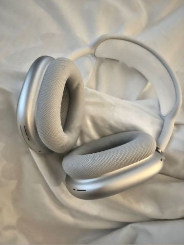 Aesthetic White AirPod Max 🎧💫, AirPod Max Outfits, Clean Girl Essentials, That Girl Wishlist, Aesthetic Headphones, Wireless Headphones, White Headphones, Apple Earphones, Vanilla Girl Essential, Vanilla Girl Aesthetic, Wishlist Comfortable Headphones, Headphones For Iphone, Apple Earphones, Cute Headphones, Apple Headphone, Apple Air, White Headphones, Airpods Max, Airpod Pro