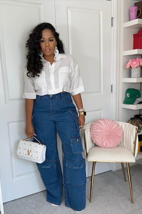 Shop details in the LTK App Cargo Denim Outfit, Cargo Jeans Outfit Women, Cargo Jeans Outfit, Cargo Pants Women Outfit, Smart Casual Jeans, Girly Style Outfits, Cargo Outfit, Wide Leg Jeans Outfit, Jeans Outfit Fall