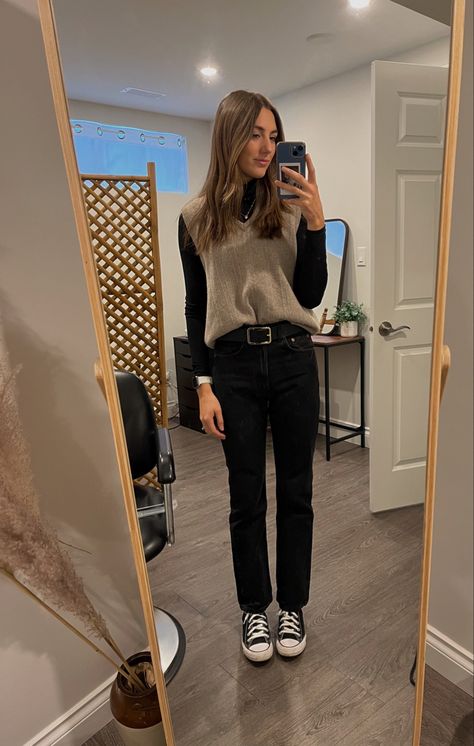 Black Straight Leg Jeans Outfit Summer, Straight Leg Jeans Winter Outfits, Black Straight Leg Jeans Outfit Winter, Winter Outfits With Black Jeans, Black Skinning Jeans Outfit, Straight Black Jeans Outfit, Black Straight Jeans Outfit, College Wear Outfits, 90s Straight Leg Jeans Outfit