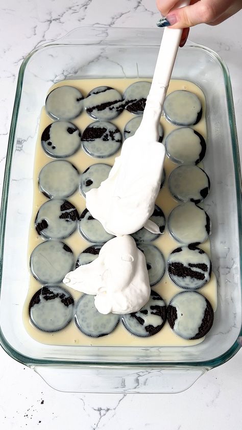 Oreo Dump Cake Easy and Fast - Kippi at Home Oreo Cookie Dump Cake, Desserts Made With Oreos, Cookie And Cream Cake Recipe, Pudding Oreo Dessert, Oreo Cool Whip Dessert, Easy Desserts To Make With Kids, Oreo Recipes Easy 3 Ingredients, Easy Box Cake Recipes, Easy Desserts To Sell