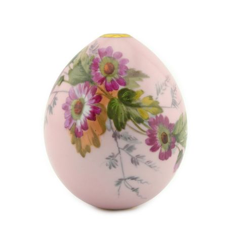 A Russian porcelain Easter egg with daisies, possibly Imperial Porcelain Factory, circa 1890. The pink ground egg with a spray of daisies and greenery spread diagonally about the egg, the apertures with gilt bands. Decorative Painting Patterns, China Painting, Egg Art, Floral Botanical, Painting Patterns, Fabric Painting, Botanical Prints, Decorative Painting, Easter Eggs