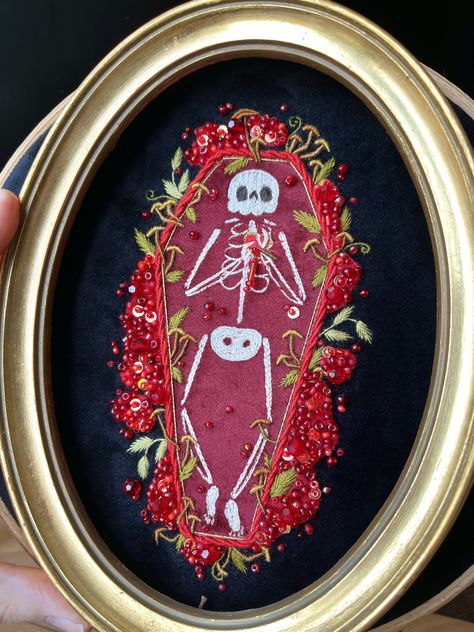 Creepy Embroidery, Skeleton Embroidery, Dia De Los Muertos Decorations Ideas, Halloween Tea Party, Miniature Embroidery, Needlework Embroidery, Thread Painting, Simple Embroidery, Embroidery Craft