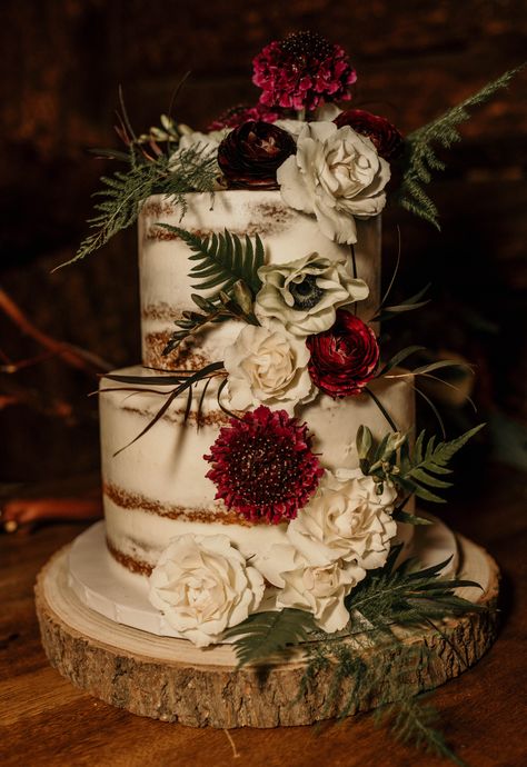 Wedding Cake Dark Red, Dark Plum Wedding, Wedding Flowers Dark, Moody Cake, Emerald Wedding Cake, Wedding Cake Dark, Green And Burgundy Wedding, Plum Wedding Flowers, Wedding Cake Forest