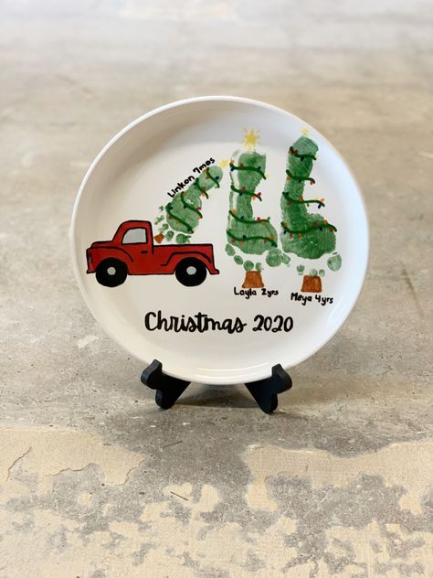 Diy Christmas Plates For Grandparents, Hand Print Christmas Plate, Baby Footprint Plate, Baby Christmas Pottery Ideas, Diy Christmas Cookie Plate, Christmas Keepsake Crafts For Toddlers, Baby Christmas Plate, Christmas Plates Diy Kids, Christmas Plates Kids