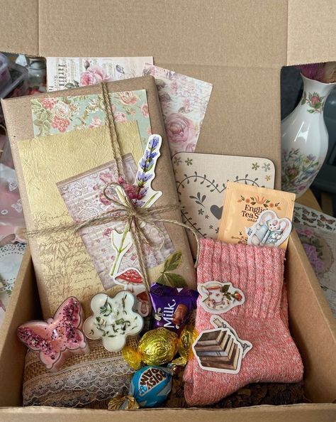 Crafty Present Ideas, Gift Box Ideas Friends, Cottagecore Birthday Gifts, Thrift Bundle Gift, Mail Gift Box Ideas, To Do With Your Best Friend, Poetry Gift Ideas, Birthday Gift Set Up Ideas, Book Box Aesthetic