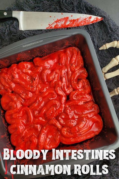 cinnamon rolls in a pan with red icing for Halloween Halloween Potluck, Spooky Halloween Desserts, Halloween Deserts, Halloween Breakfast, Easy To Bake, Halloween Food Appetizers, Halloween Dishes, Spooky Food, Halloween Party Snacks