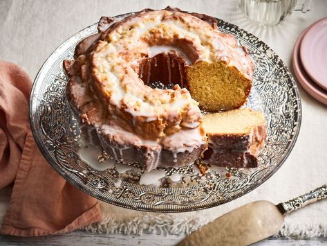 Glazed Buttermilk Donut Cake Glazed Donut Cake, Buttermilk Donut Cake, Donut Cake Recipe, Old Fashioned Donut, Donut Cake, Glazed Donut, Homemade Donuts, Donut Shape, Baked Donuts