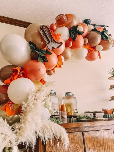 Country Balloon Arch, Neutral Western Party, Coastal Cowgirl Balloon Arch, Wild West Baby Shower Ideas, Wild Wild West Bachelorette, Boho Western Balloon Garland, Western Balloon Arch Cowgirl Party, Western Party Balloons, Rodeo Balloon Arch