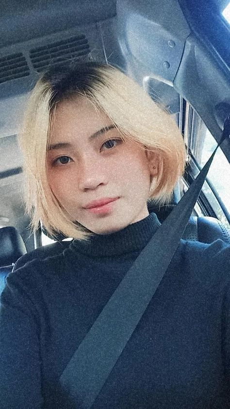 Blond Hair With Black Roots, Blonde Hair With Black Roots, Blonde Hair Black Roots, Hair With Black Roots, Blonde Hair With Black, Blonde Hair With Roots, Bleach Blonde Hair, Blonde With Dark Roots, Black Roots