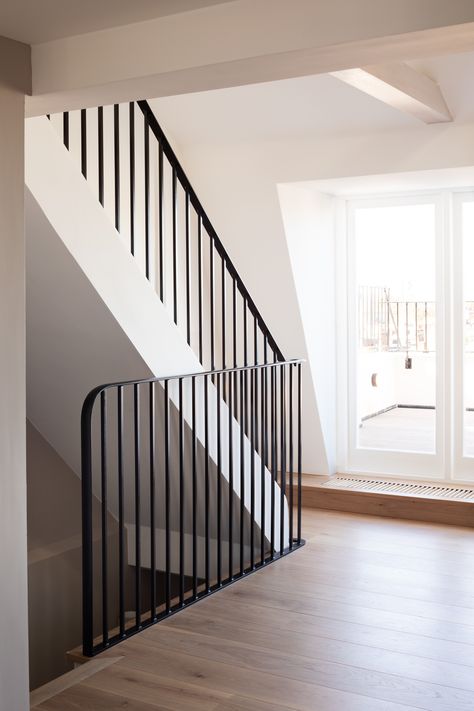 Stair Guardrail, Steel Banister, Black Balustrade, Modern Stair Railing Ideas, Black Metal Railing, Black Stair Railing, Staircase Layout, Stair Design Architecture, Metal Stair Railing