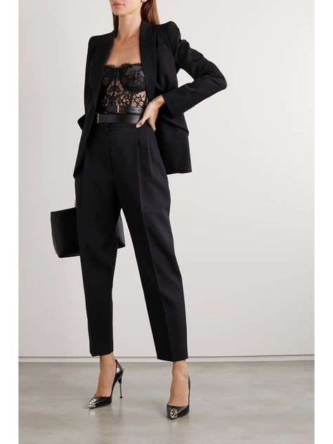 Business Gala Dinner Outfit, Winter Nye Outfit, Sapphic Fashion, Queer Formal Wear, Outfit Formal Juvenil, Casino Night Outfit, Holiday Dinner Outfit, Bustier Outfit, Mafia Dress