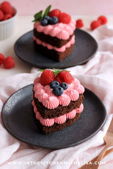 Little personalised chocolate heart cakes. Mini Chocolate Cake Design, Valentine Mini Cakes Ideas, Cute Mini Cakes Birthdays, Heart Cheesecake, Mini Heart Cake, Mini Valentine Cakes, Valentine's Cakes, Mini Birthday Cake, Chocolate Heart Cakes