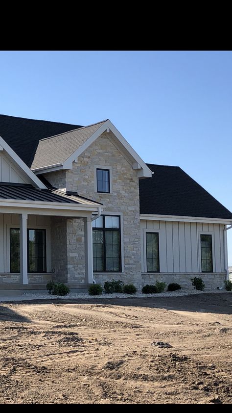 Fieldstone House Exterior, Exterior House Colors With Tan Stone, Beige Barndominium Exterior, Metal And Stone House Exterior, Farmhouse Stone Exterior, Beige Modern Farmhouse Exterior, River Rock House Exterior, Beige Stone Exterior House, Cream Colored Vinyl Siding Houses