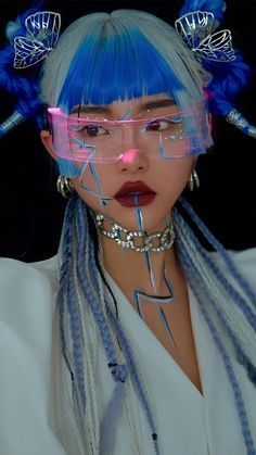 Hyper Pop Fashion, Alien Outfit Aesthetic, Sci Fi Hair, Cyberpunk Outfit Women, Cyberpunk Hairstyles, Cyberpunk People, Cyberpunk Hair, Cyberpunk Makeup, Y2k Cyberpunk